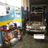 Prima di andare via, l�uomo ci mostra due auto d�epoca nel retro della bottega: sono un�Alfa Giulia e una Lancia Flavia 2000, entrambe in corso di restauro. �Per fortuna ci occupiamo anche di alcune �vecchiette�. � anche grazie a mezzi come questi � ammette Giuseppe � che tengo viva la mia passione�